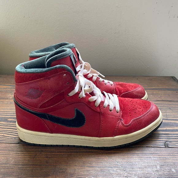 Jordan 1 Retro Gucci Reds - Picture 3 of 8